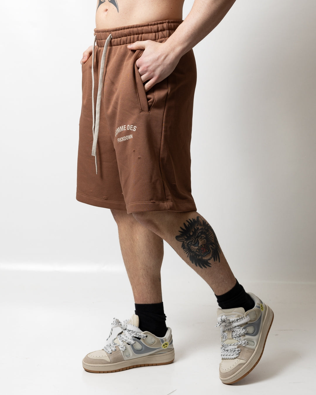 Bermuda Comme des Fuckdown in felpa con tagli e logo uomo