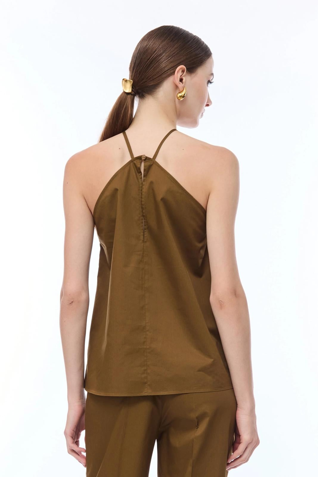 Top Nenette olio con fiore applicato e scollo all'americana