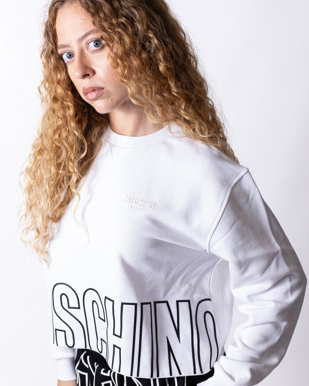 Felpa Moschino Active girocollo con grafica logo in rilievo sul fondo