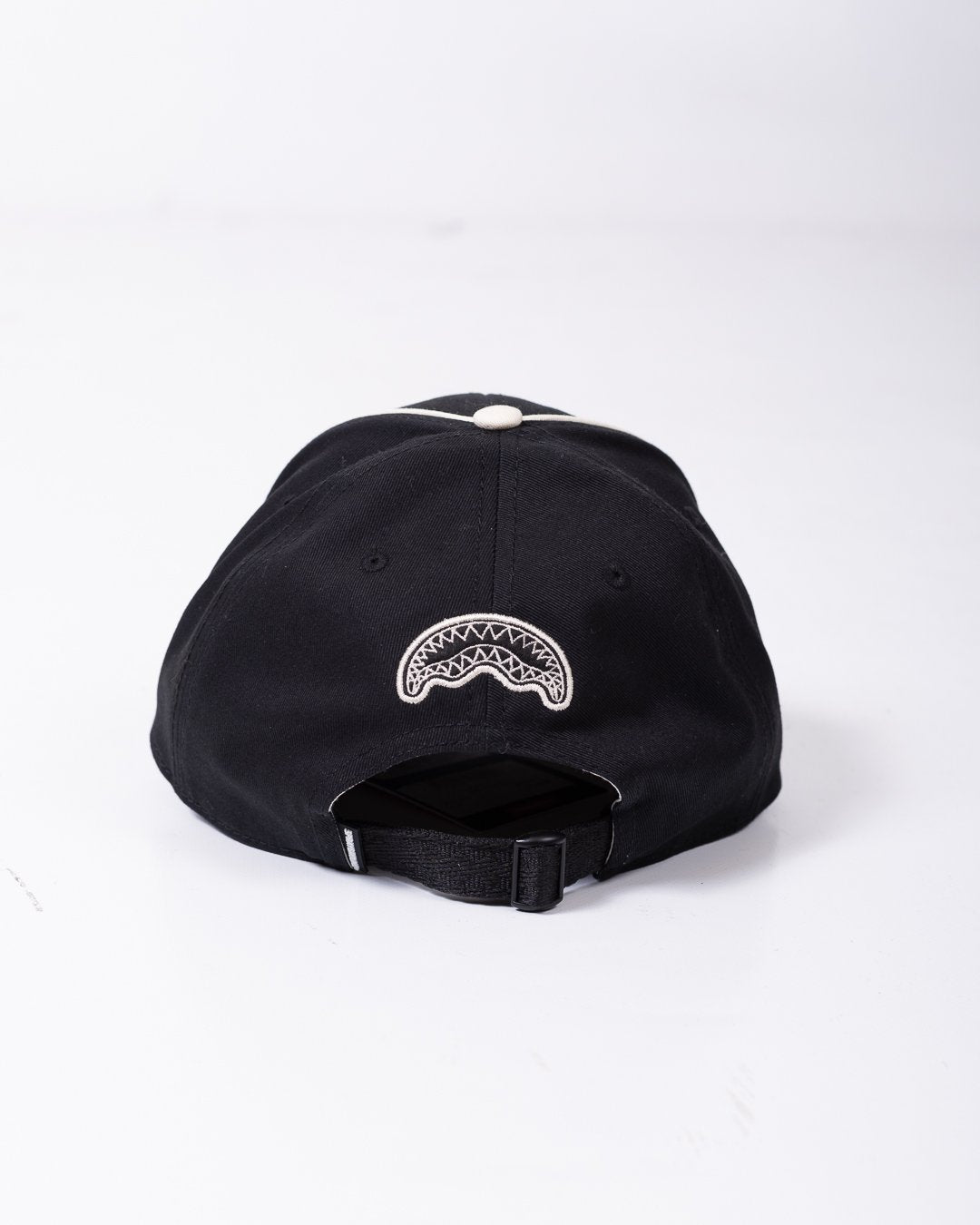 Cappello Sprayground con visiera e logo patch black and white