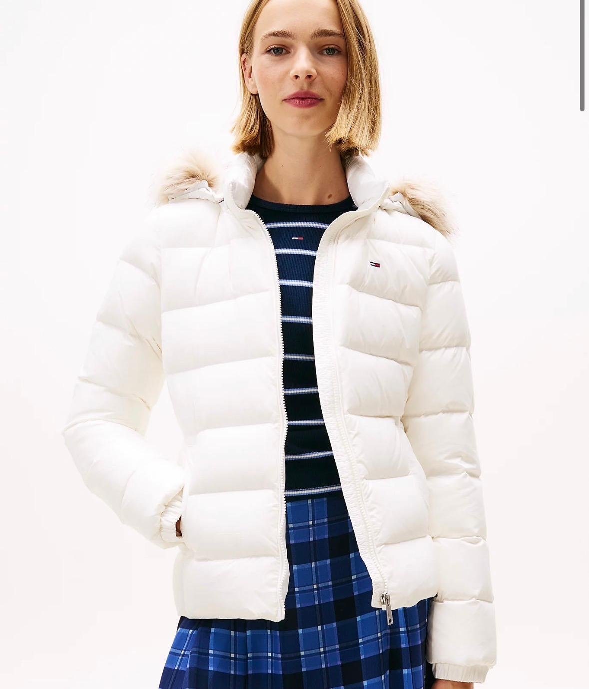 Giubbotto Tommy Jeans con ecopelliccia e cappuccio staccabile