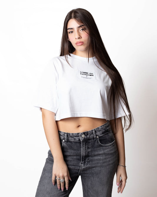 T-Shirt Comme des Fuckdown cropped con etichetta logata donna