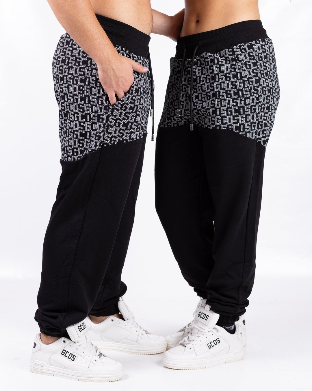 Pantalone GCDS con logo allover a contrasto 
