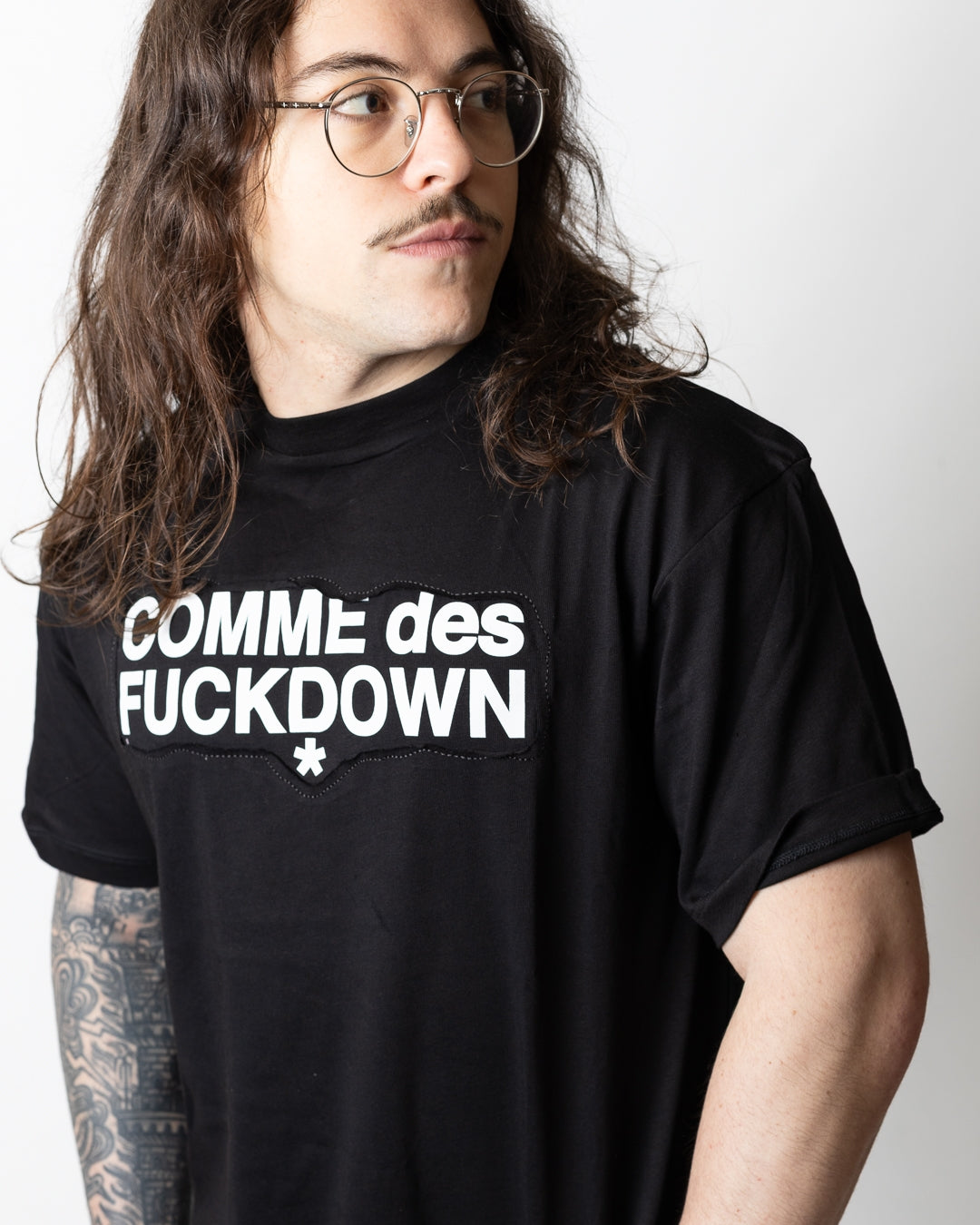 T-Shirt Comme des Fuckdown con taglio e stampa uomo