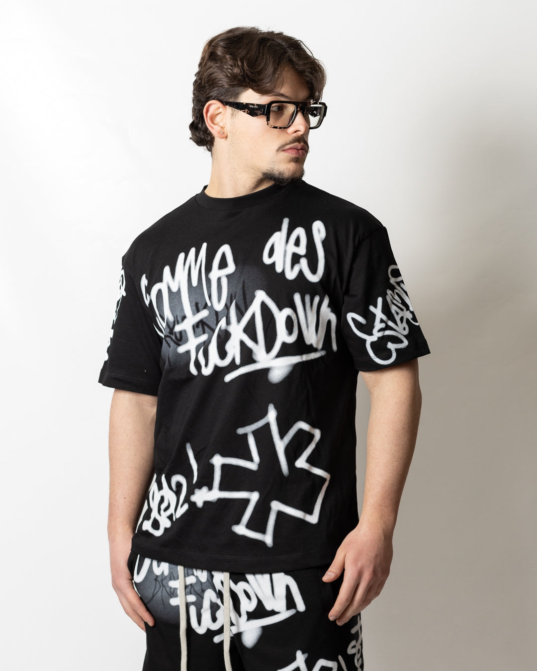 T-Shirt Comme des Fuckdown con stampa spray uomo