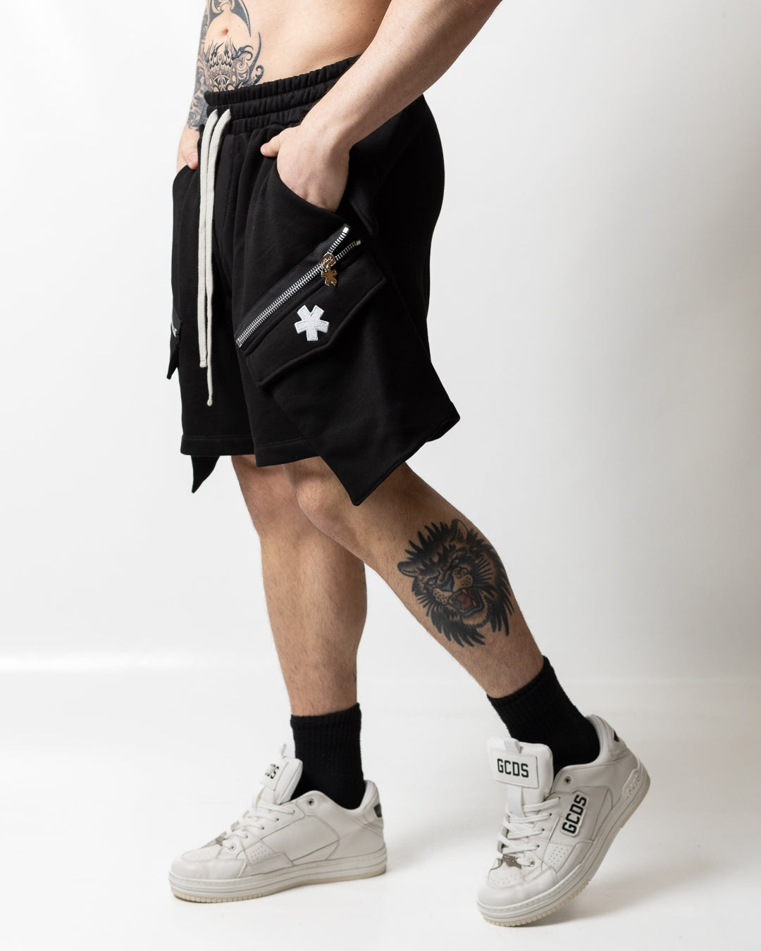 Bermuda Comme des Fuckdown cargo in felpa con zip uomo