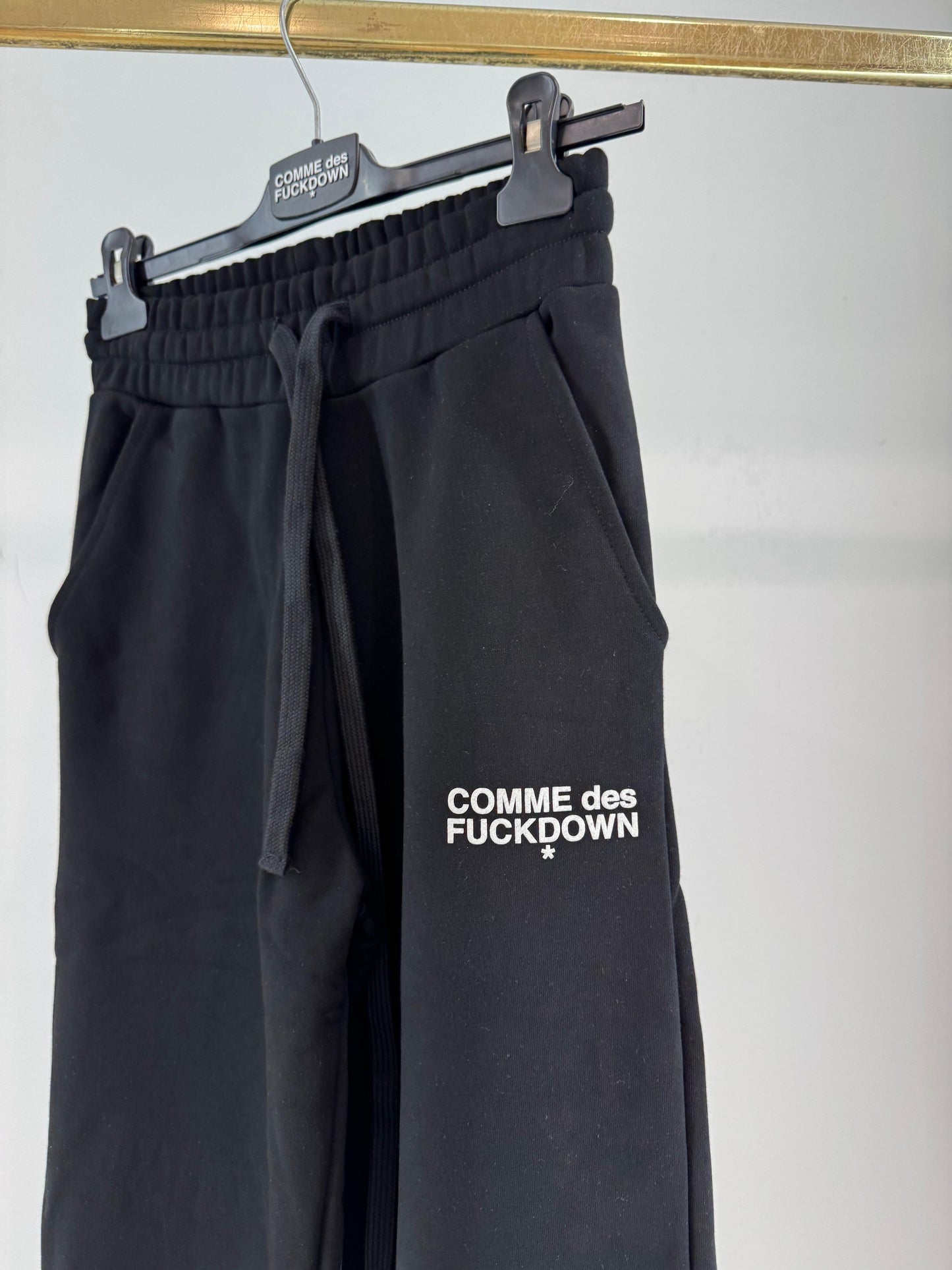 Pantalone Comme des Fuckdown in felpa con logo puffy donna