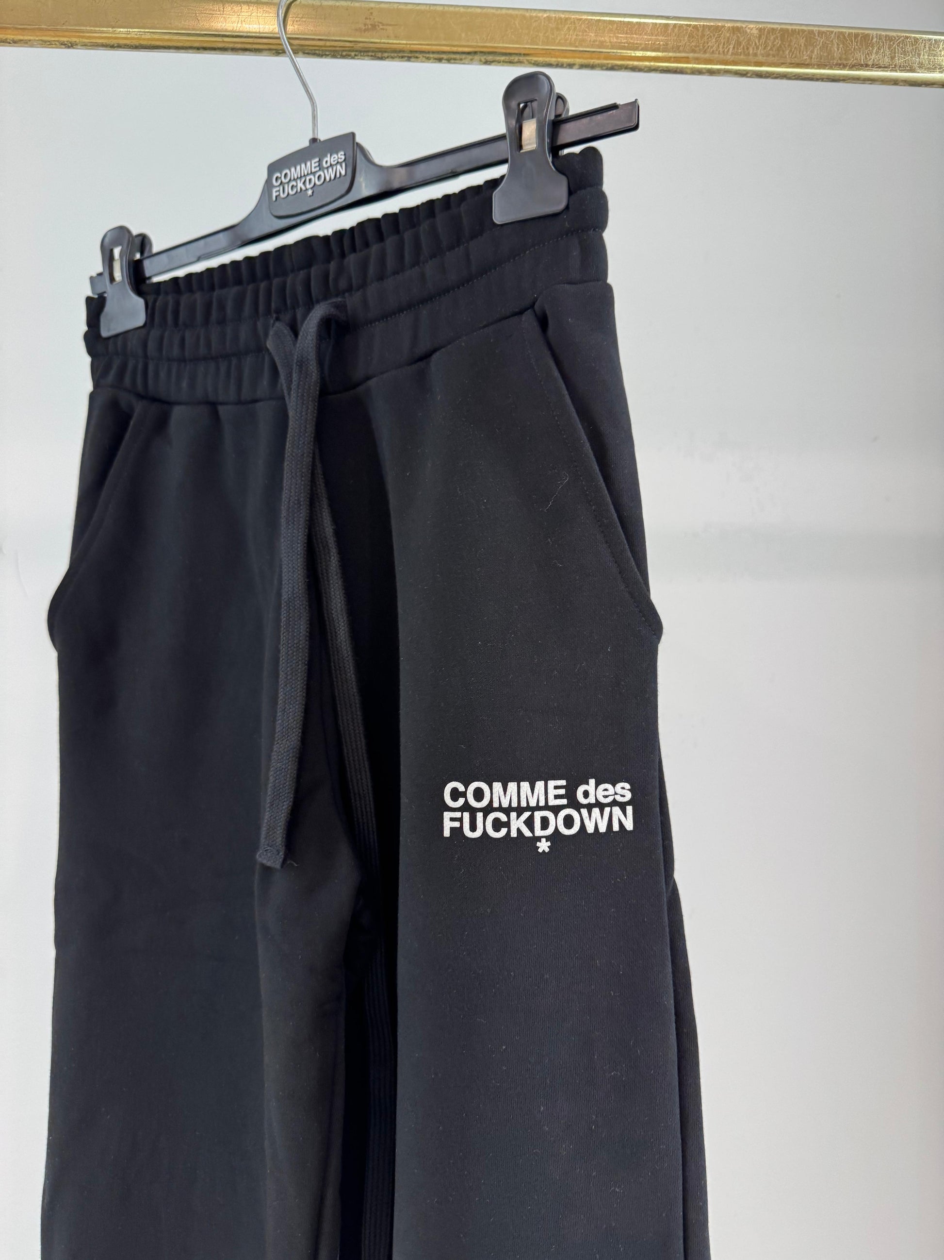 Pantalone Comme des Fuckdown in felpa con logo puffy donna