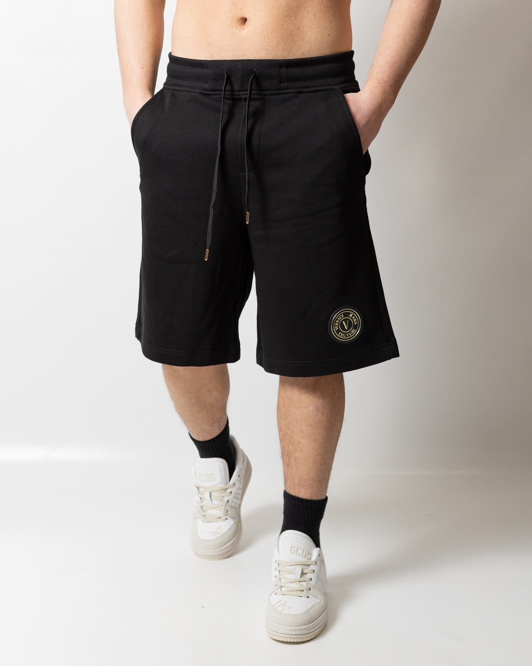 Bermuda Versace Jeans Couture in felpa "V-Emblem Patch" uomo