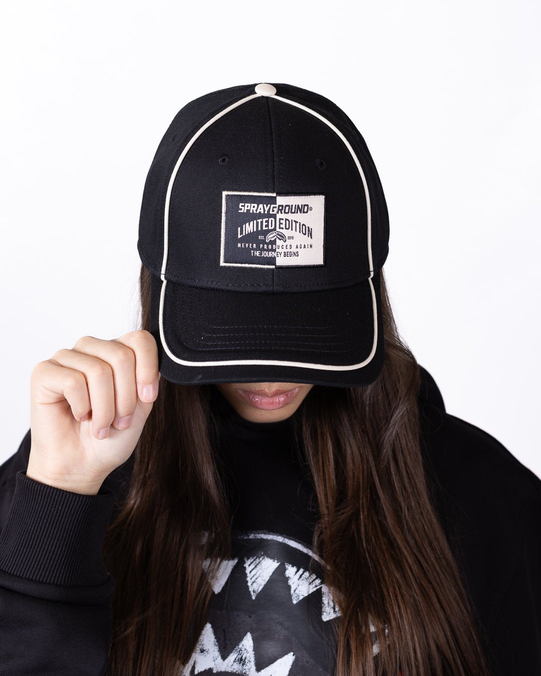 Cappello Sprayground con visiera e logo patch black and white