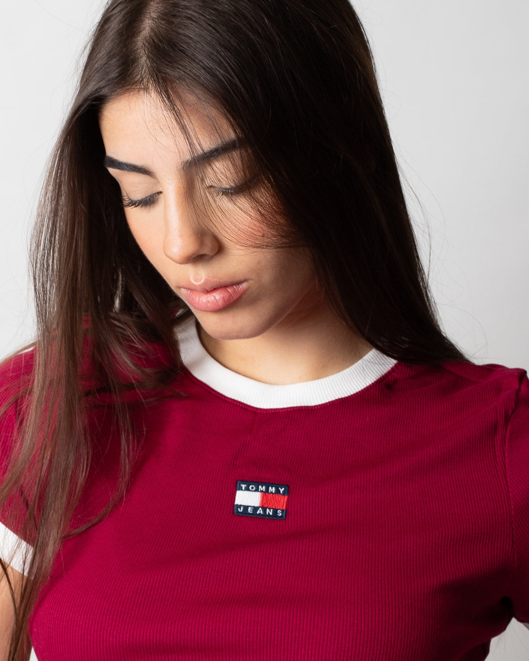 T-Shirt Tommy Jeans in costina "Slim Badge" donna