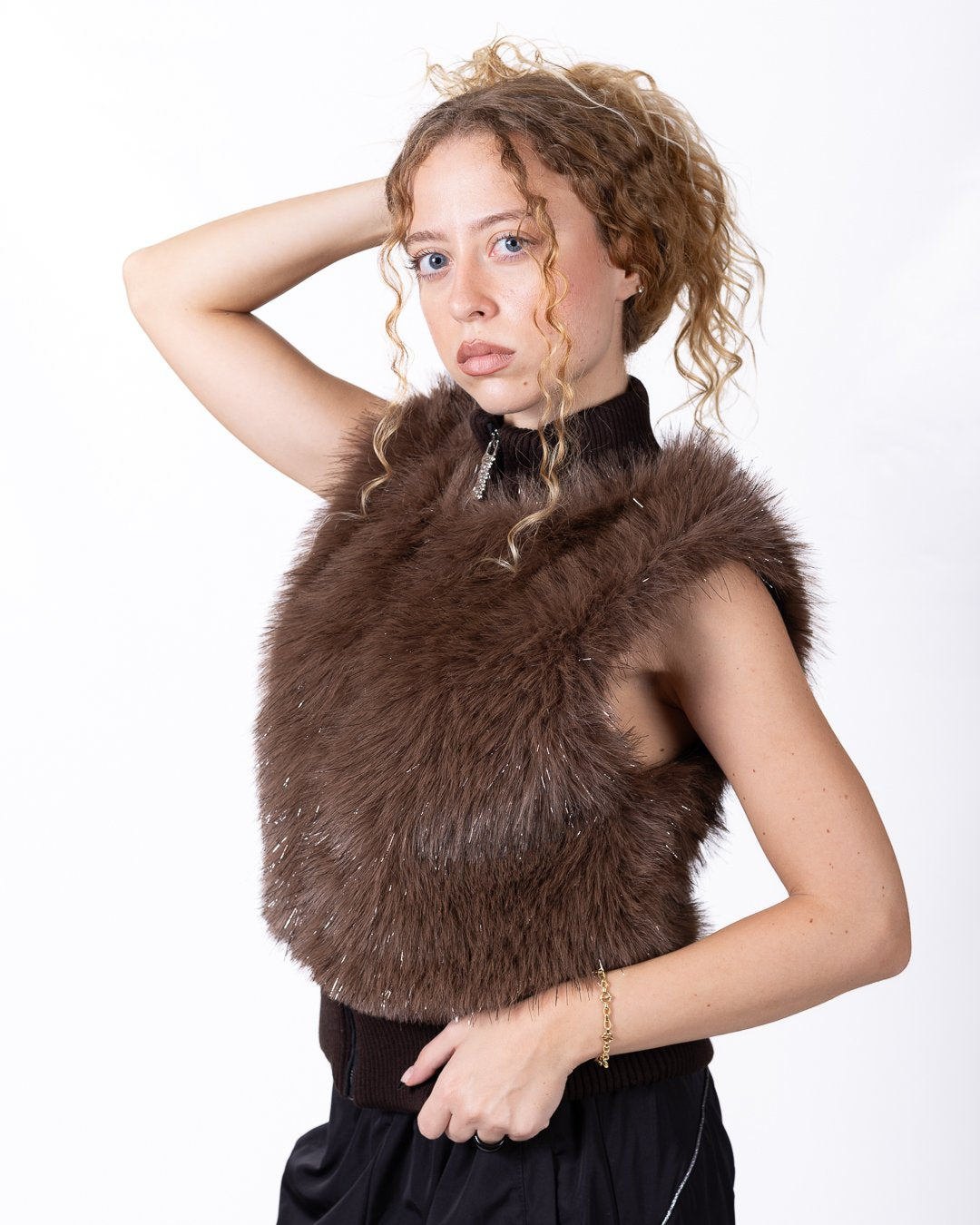 Gilet Disclaimer eco pelliccia con logo ricamato sul retro