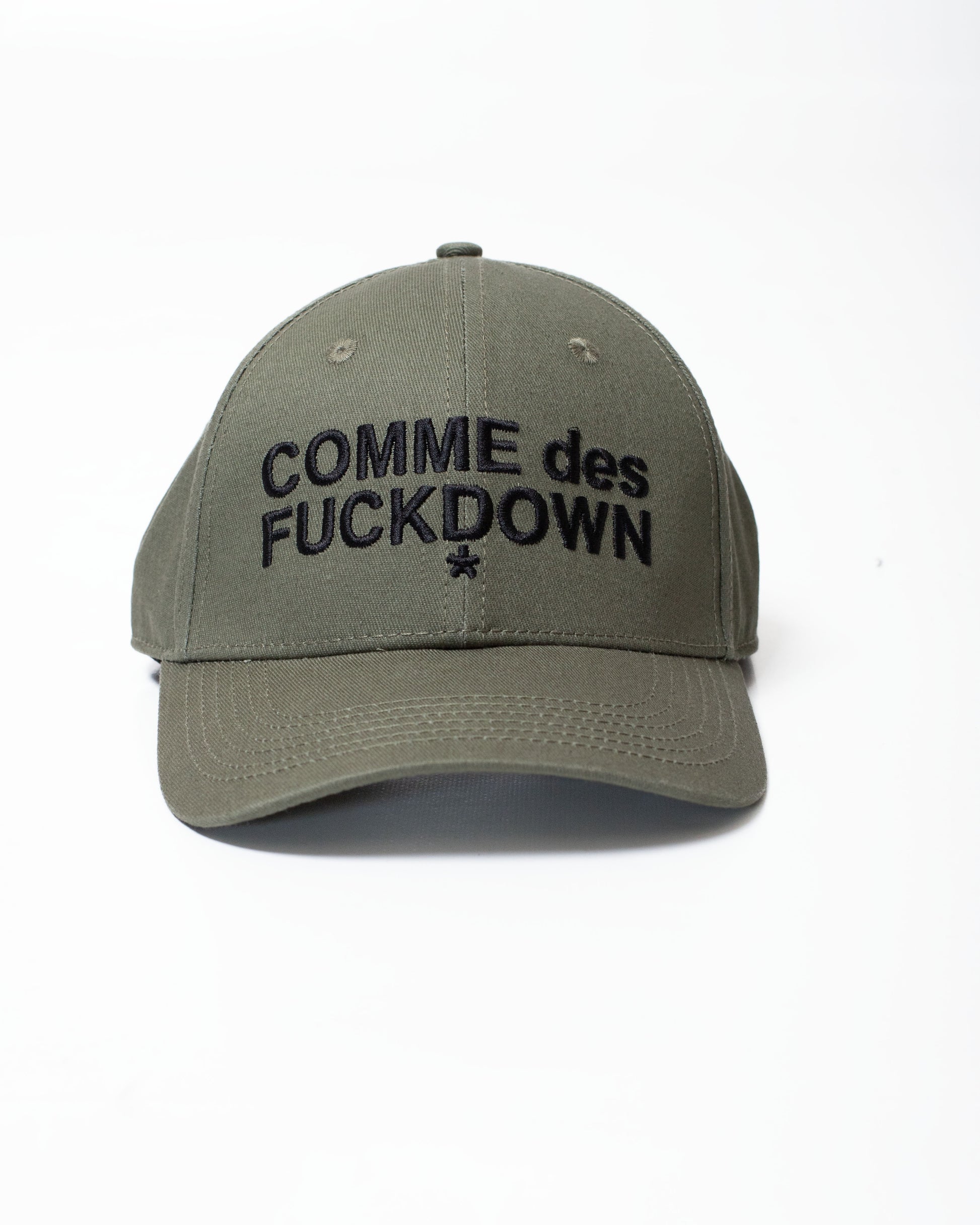 Cappello Comme des Fuckdown con logo ricamato