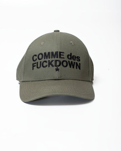 Cappello Comme des Fuckdown con logo ricamato