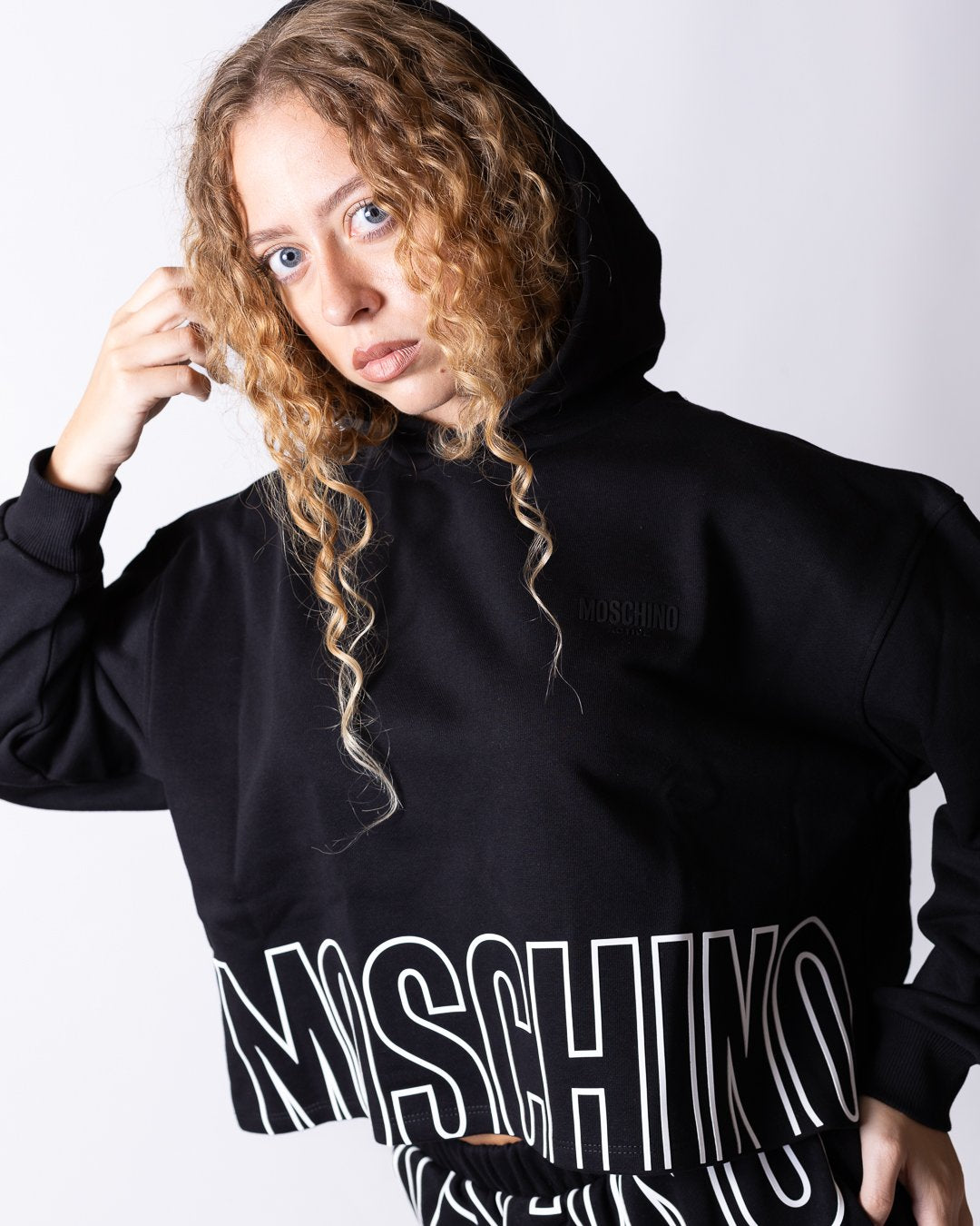 Felpa Moschino Active con cappuccio e grafica logo sul fondo