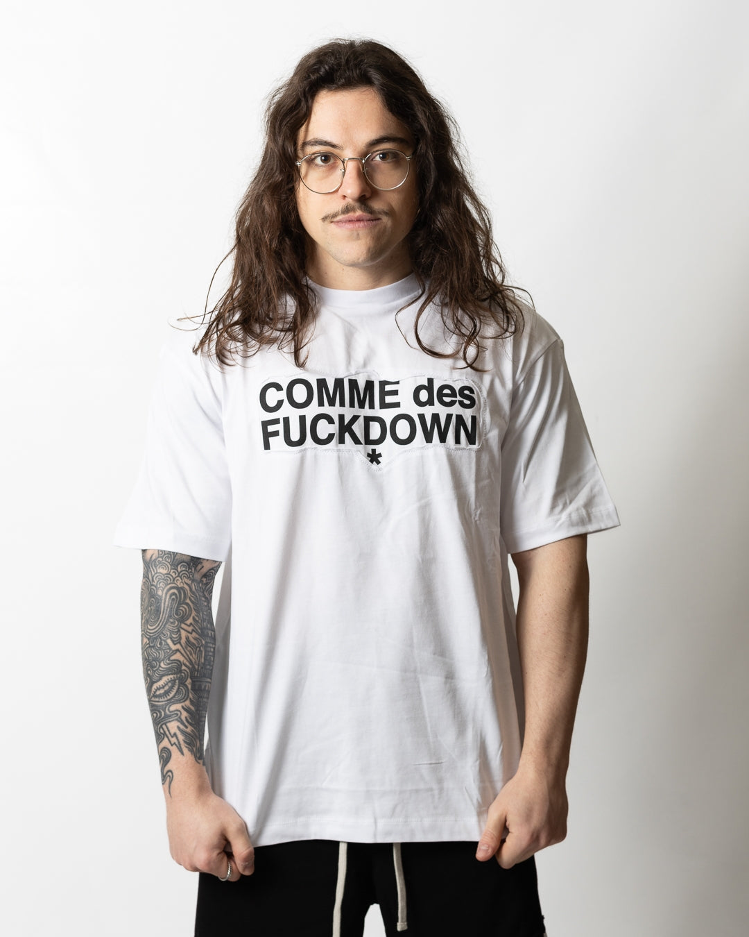 T-Shirt Comme des Fuckdown con taglio e stampa uomo