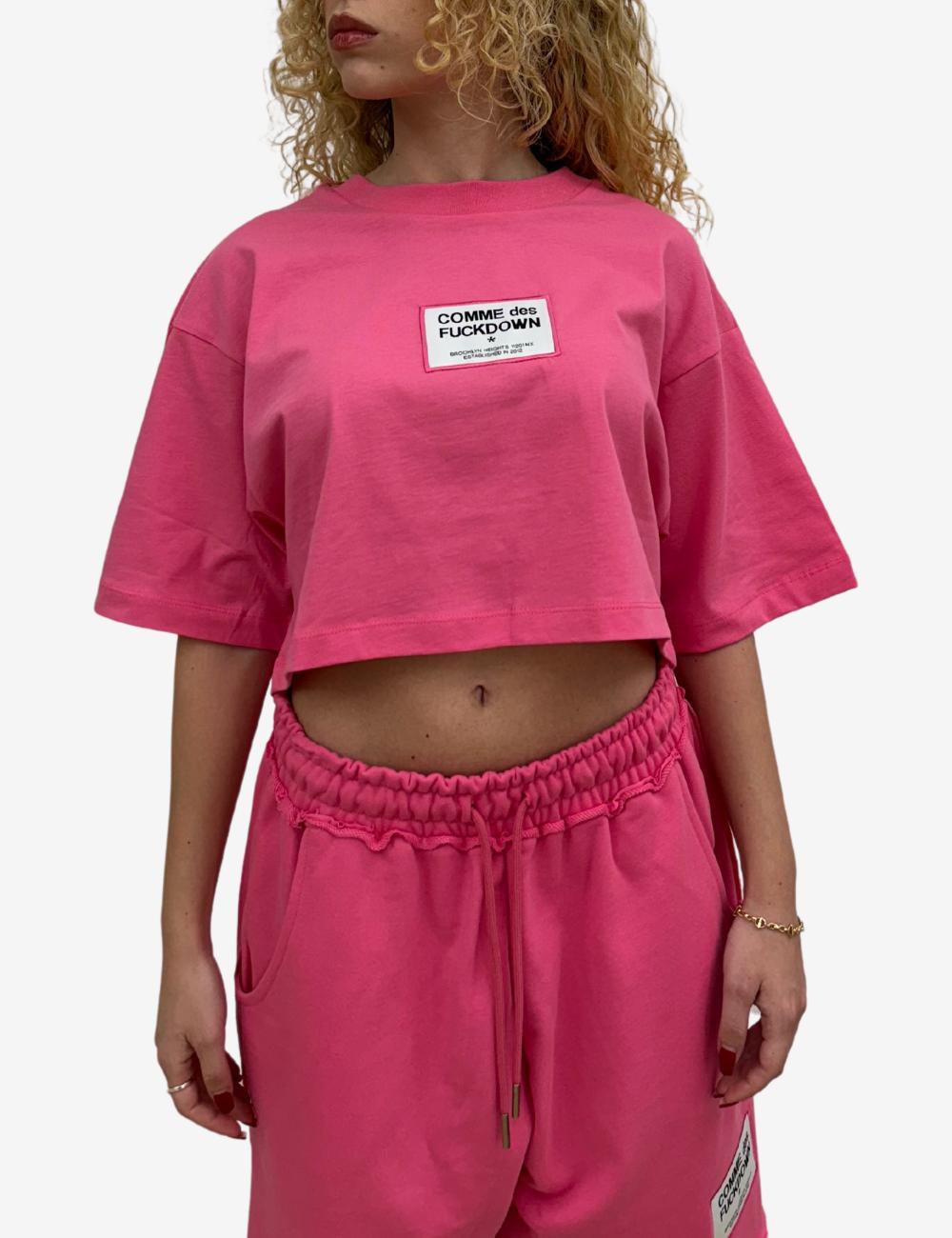 T-Shirt Comme Des Fuckdown cropped con etichetta logata donna