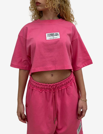 T-Shirt Comme Des Fuckdown cropped con etichetta logata donna