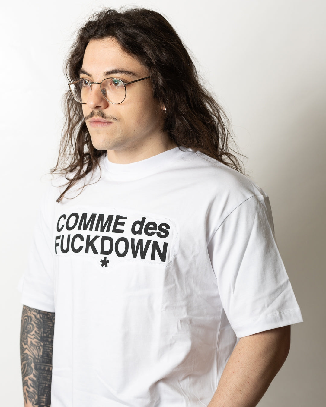 T-Shirt Comme des Fuckdown con taglio e stampa uomo