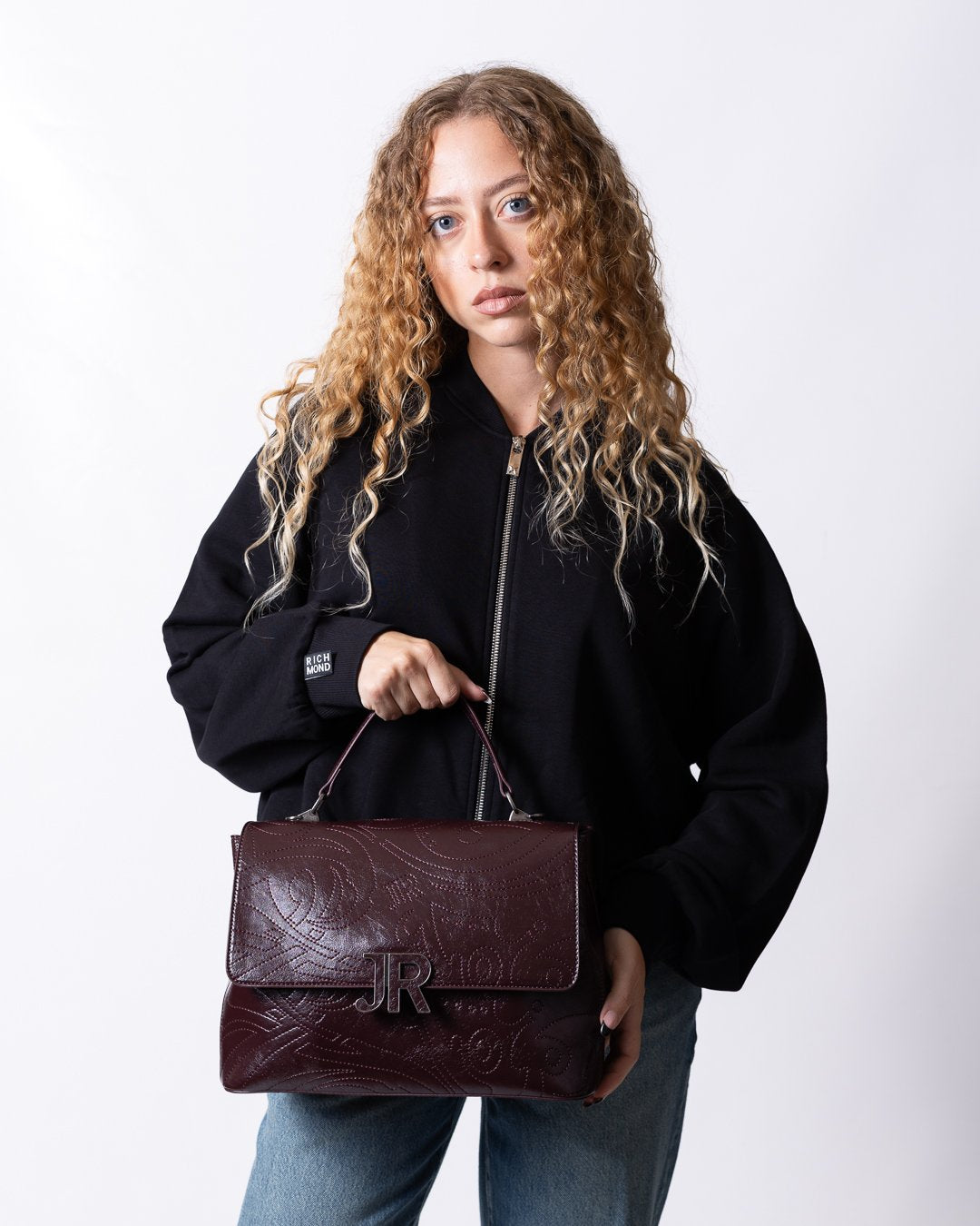 Borsa John Richmond con logo "JR" in pelle dalla finitura lucida e grafica in ricamo