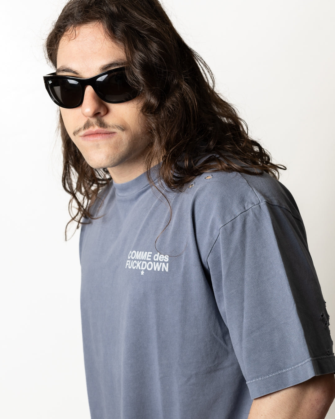 T-Shirt Comme des Fuckdown logata con strappi uomo
