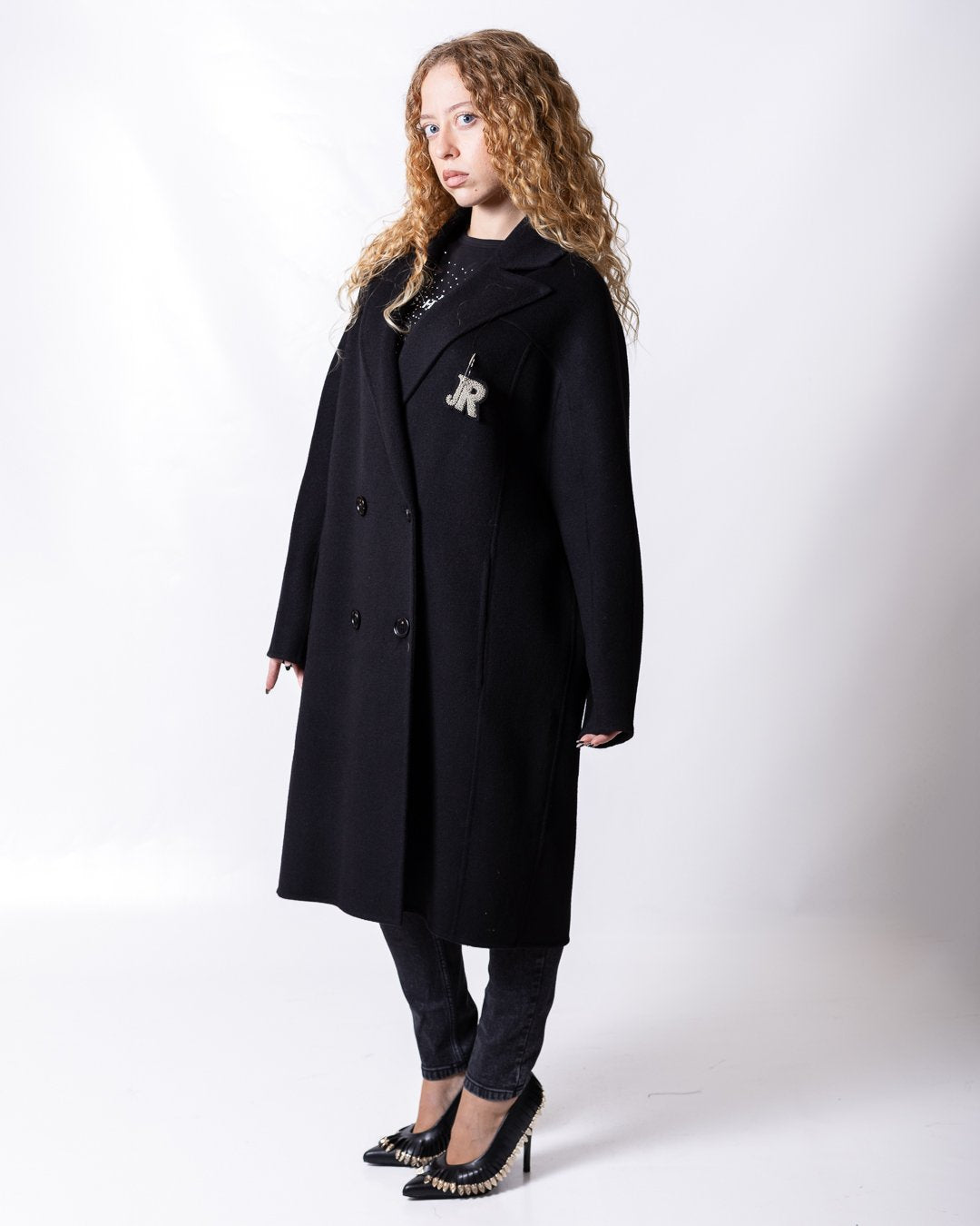 Cappotto John Richmond in lana con spilla decorativa