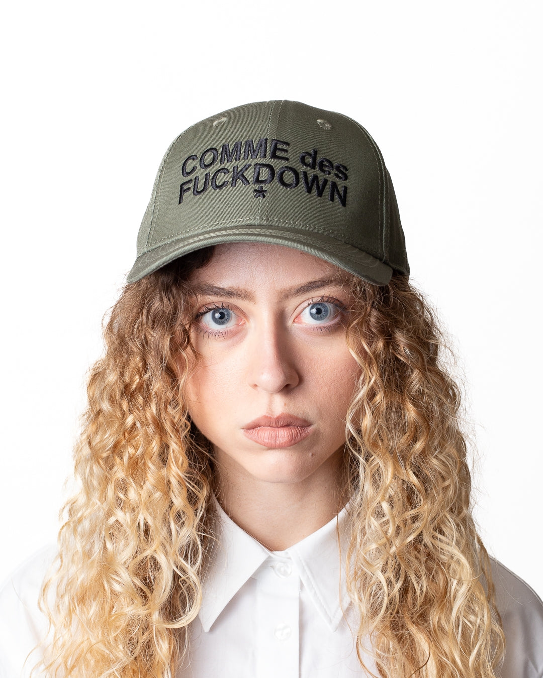 Cappello Comme des Fuckdown con logo ricamato