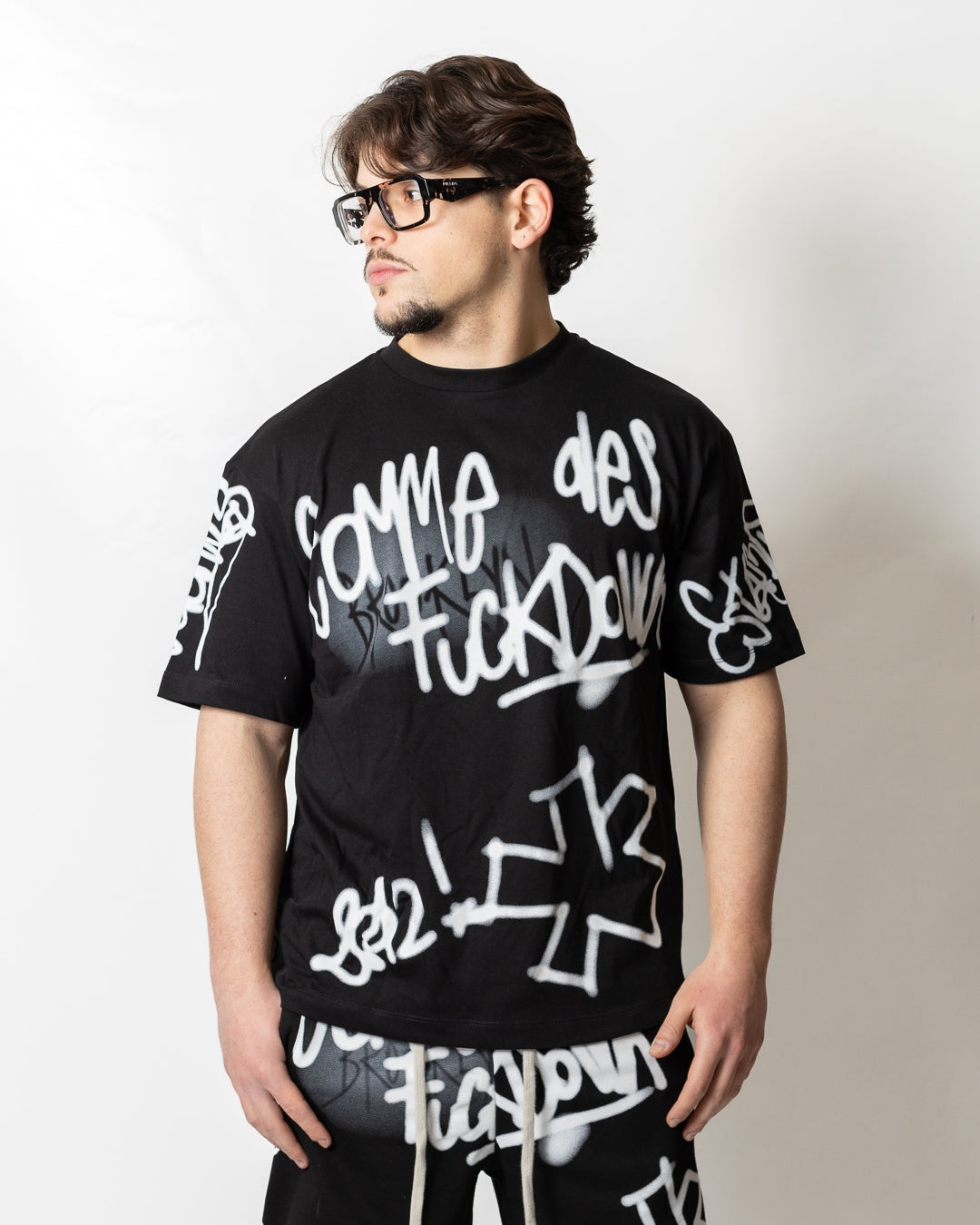 T-Shirt Comme des Fuckdown con stampa spray uomo