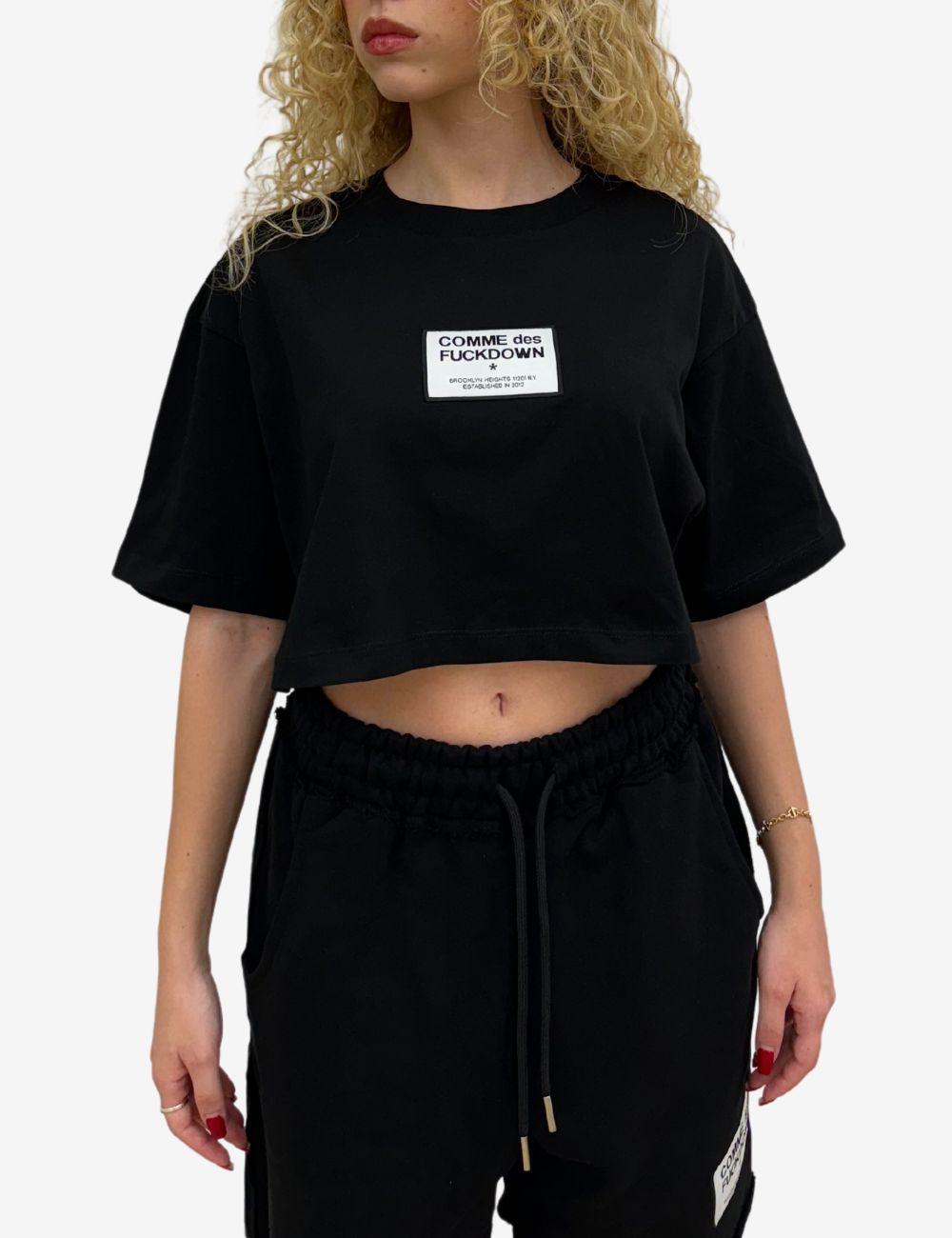 T-Shirt Comme Des Fuckdown cropped con etichetta logata donna