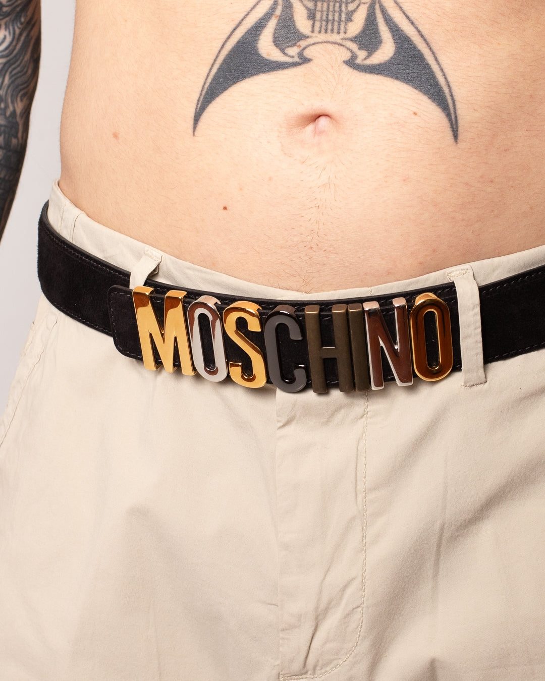 Cinta Moschino in suede con placca logata