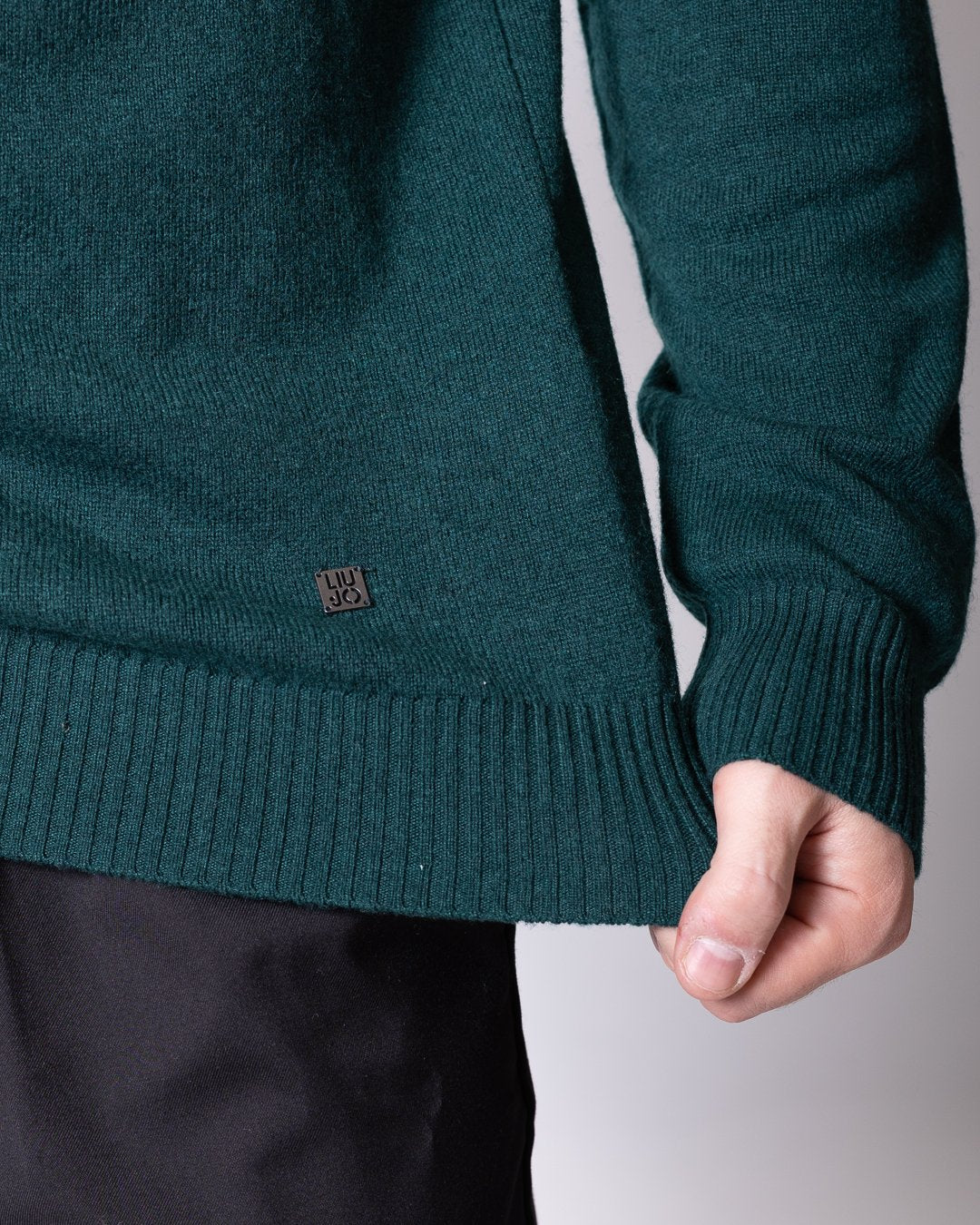 Maglia Liu Jo girocollo in lana e cashmere con logo metallico