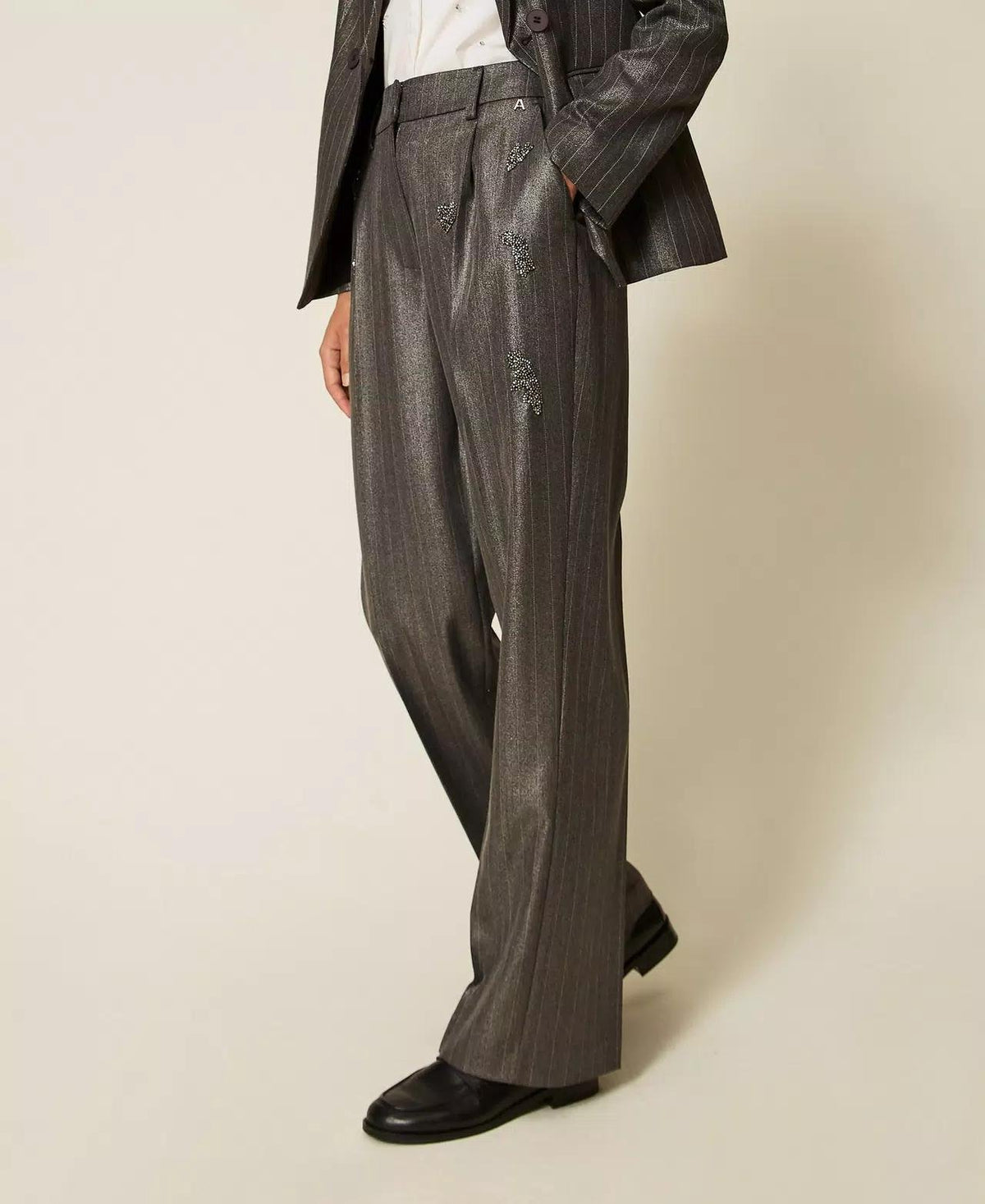 Pantalone Twinset Actitude gessato con finitura laminata e applicazioni decorative