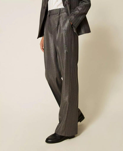Pantalone Twinset Actitude gessato con finitura laminata e applicazioni decorative