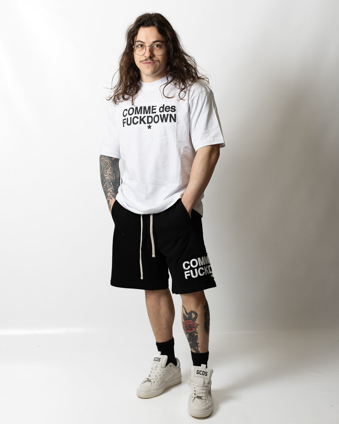 T-Shirt Comme des Fuckdown con taglio e stampa uomo