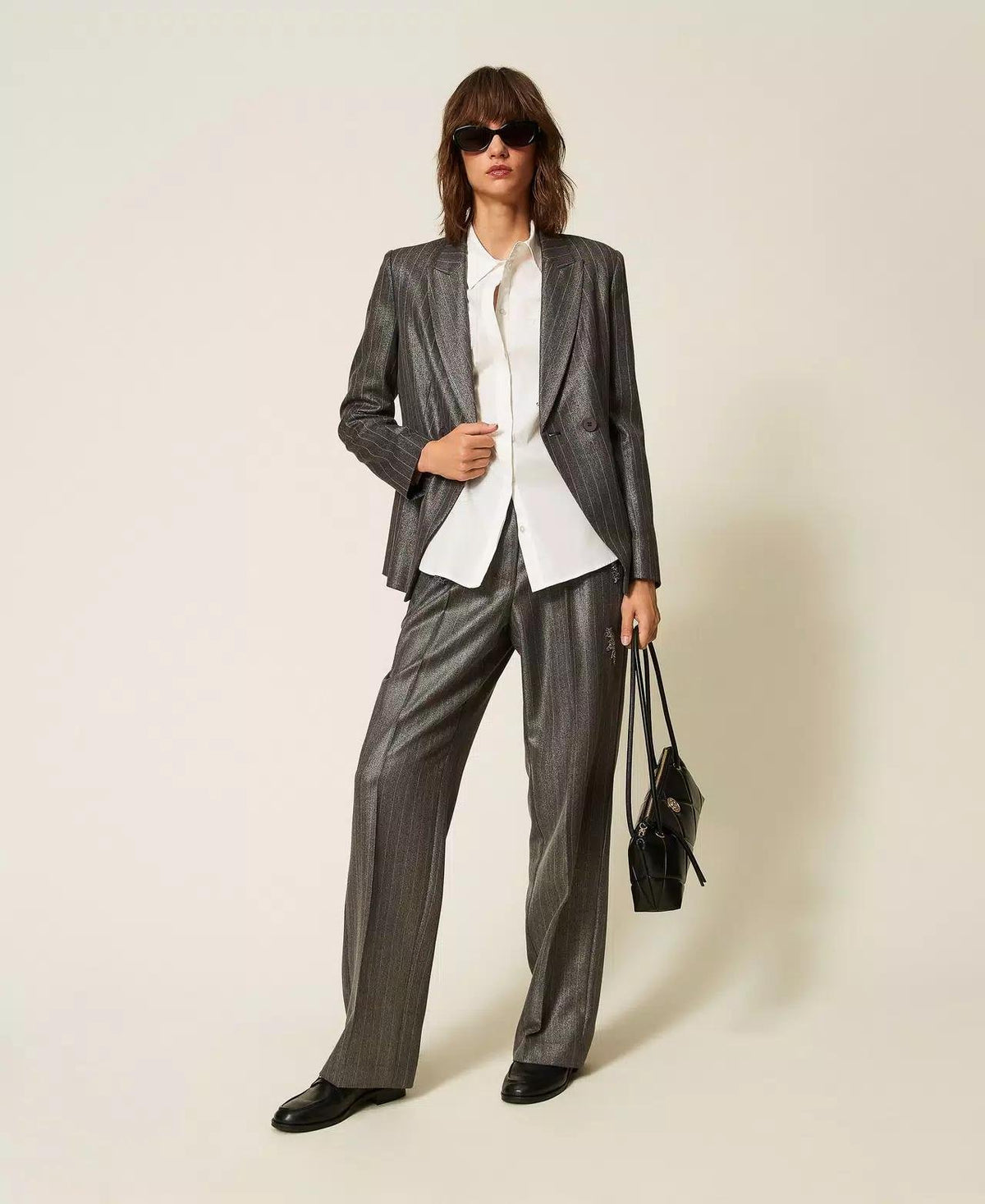 Pantalone Twinset Actitude gessato con finitura laminata e applicazioni decorative