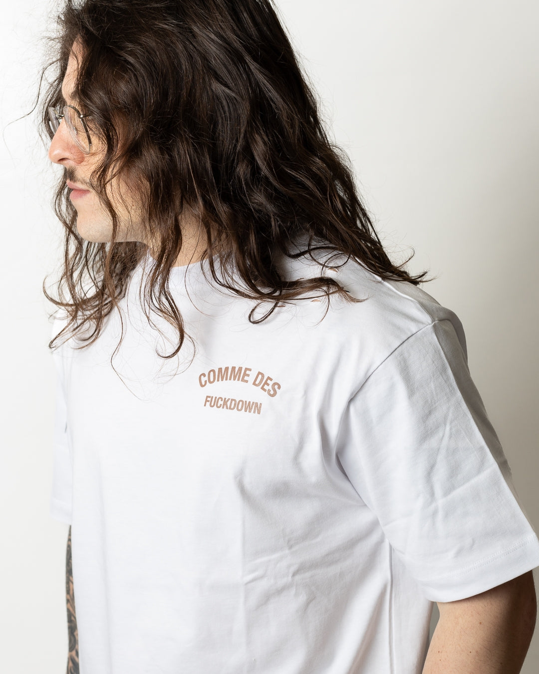 T-Shirt Comme des Fuckdown logata con tagli uomo