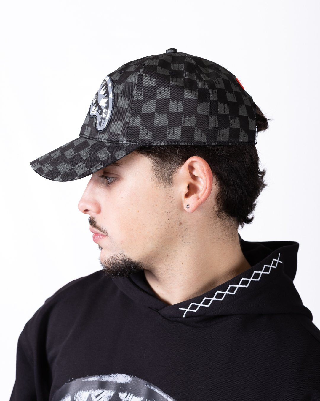 Cappello Sprayground con visiera e logo in pelle ricamato