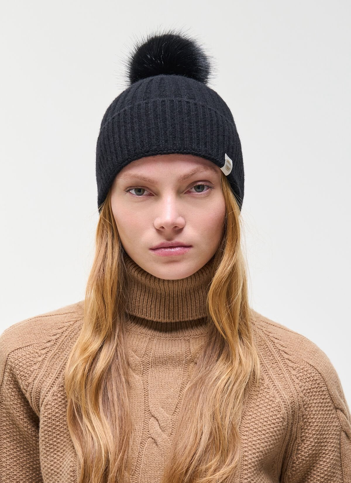 Cappello Colmar in lana logo patch e pompon