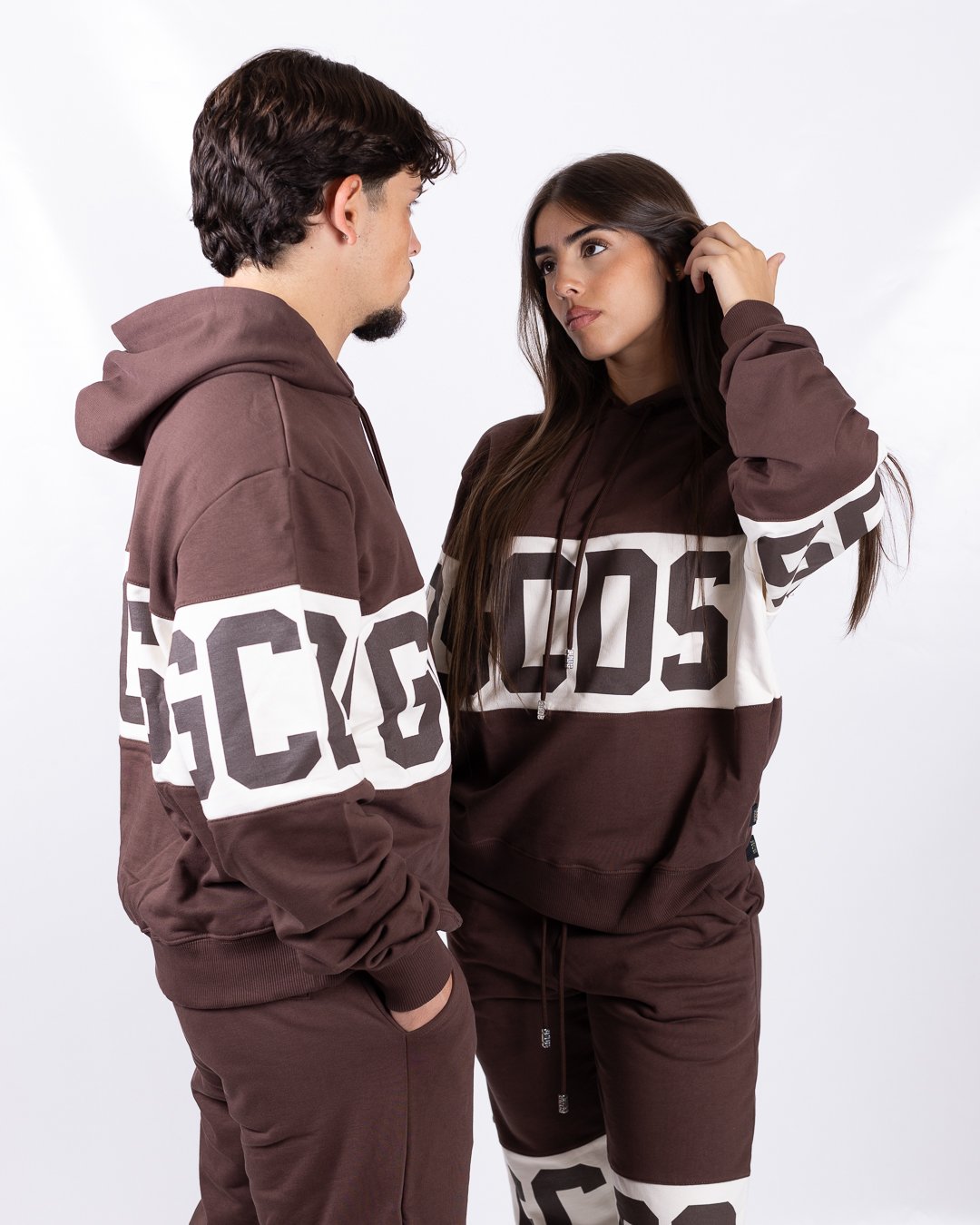 Felpa GCDS con cappuccio e maxi logo a contrasto