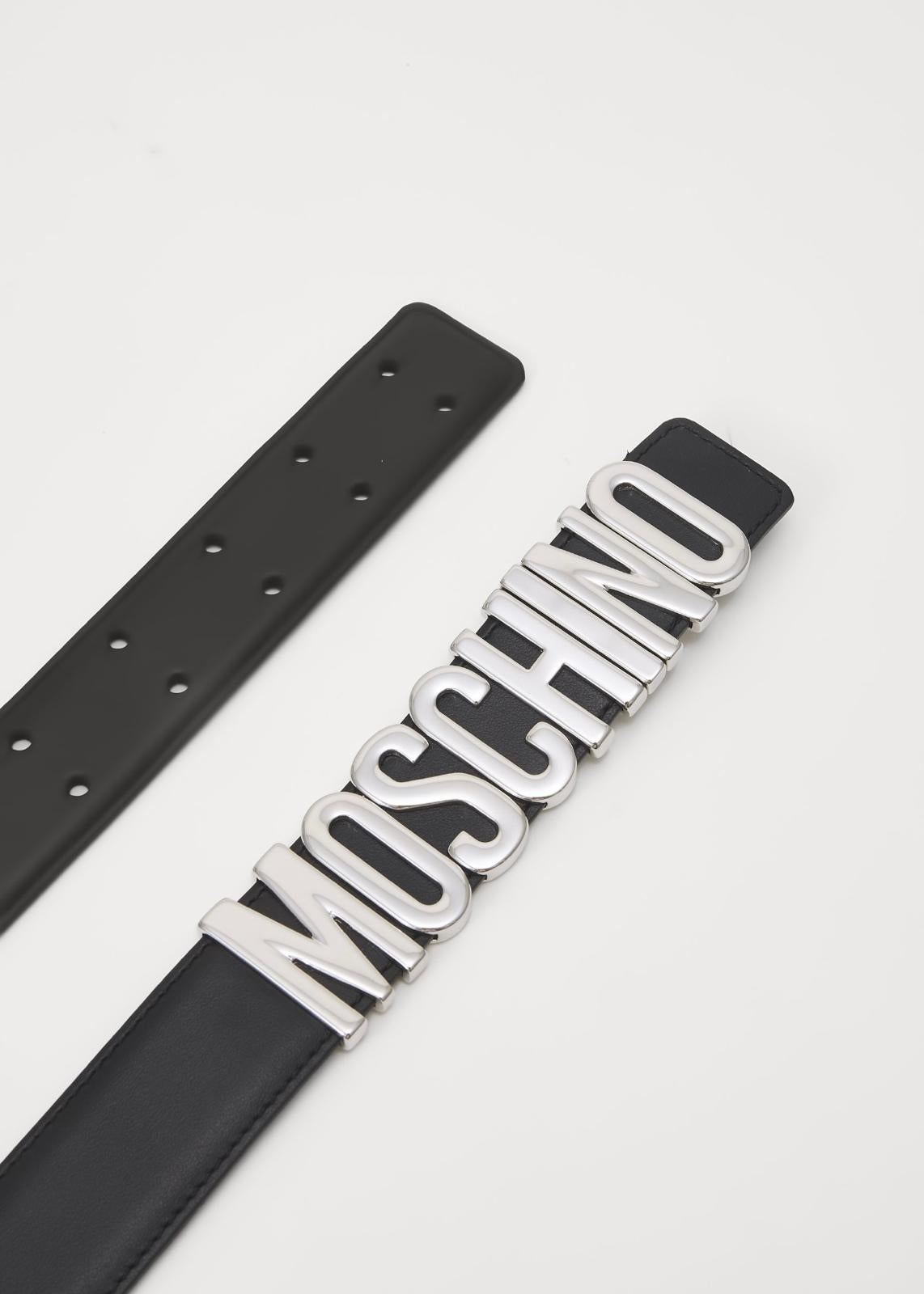 Cinta Moschino in pelle di vitello con placca logata