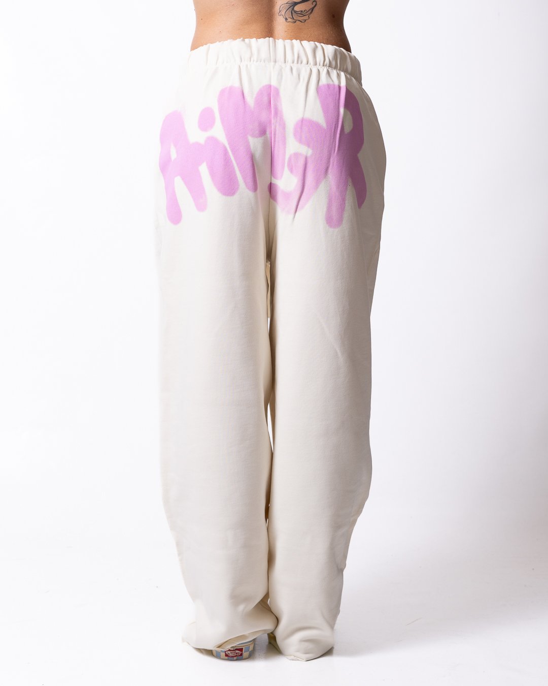 Pantalone Disclaimer con grafica "Disclaimer" stampata fronte-retro