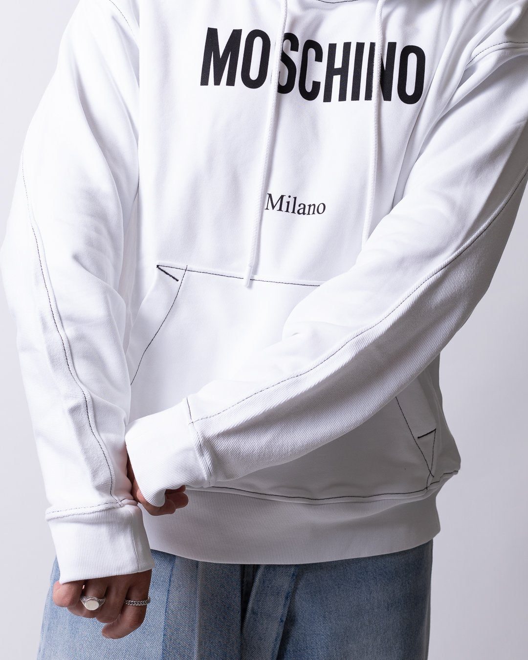 Felpa Moschino con cappuccio e cuciture a contrasto uomo