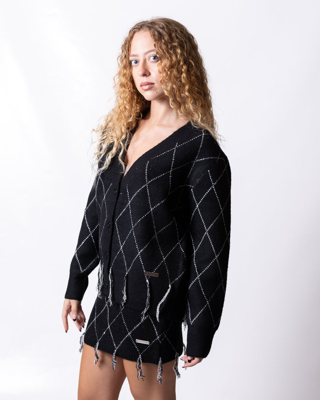 Cardigan Richmond X in maglia con rombi "argyle" e dettaglio sfilacciato sul fondo