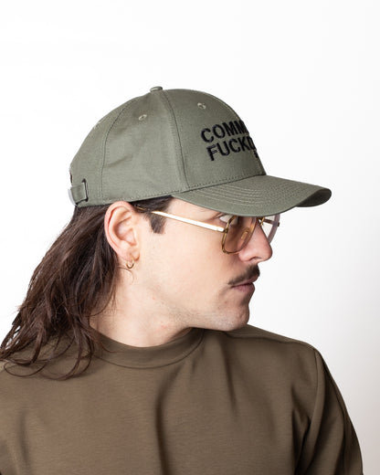 Cappello Comme des Fuckdown con logo ricamato