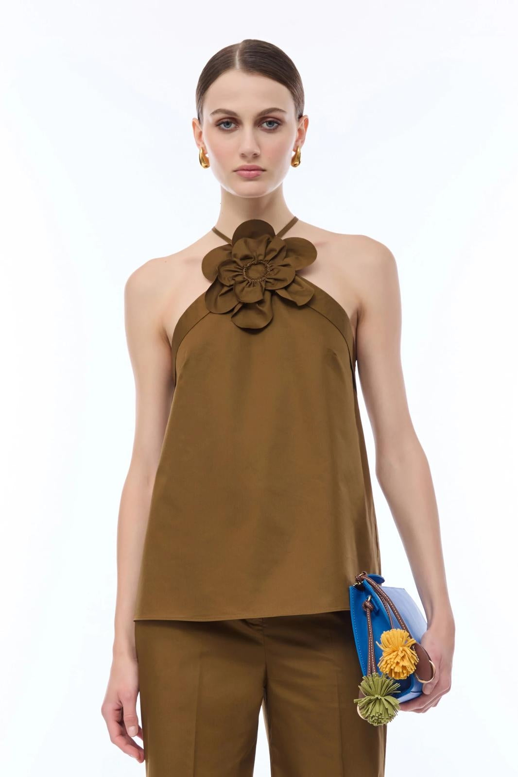 Top Nenette olio con fiore applicato e scollo all'americana