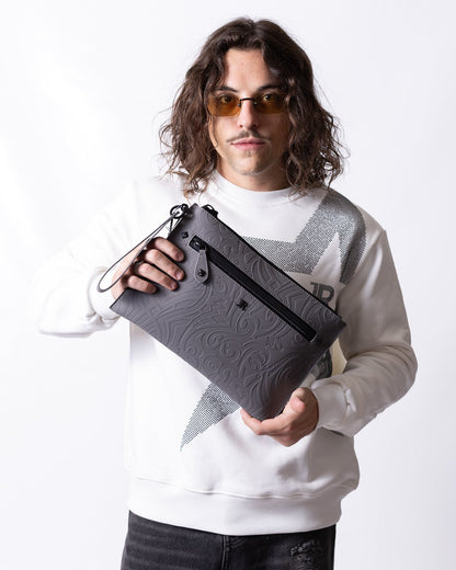 Pochette John Richmond texture in rilievo dalla finitura opaca e logo "JR" applicato