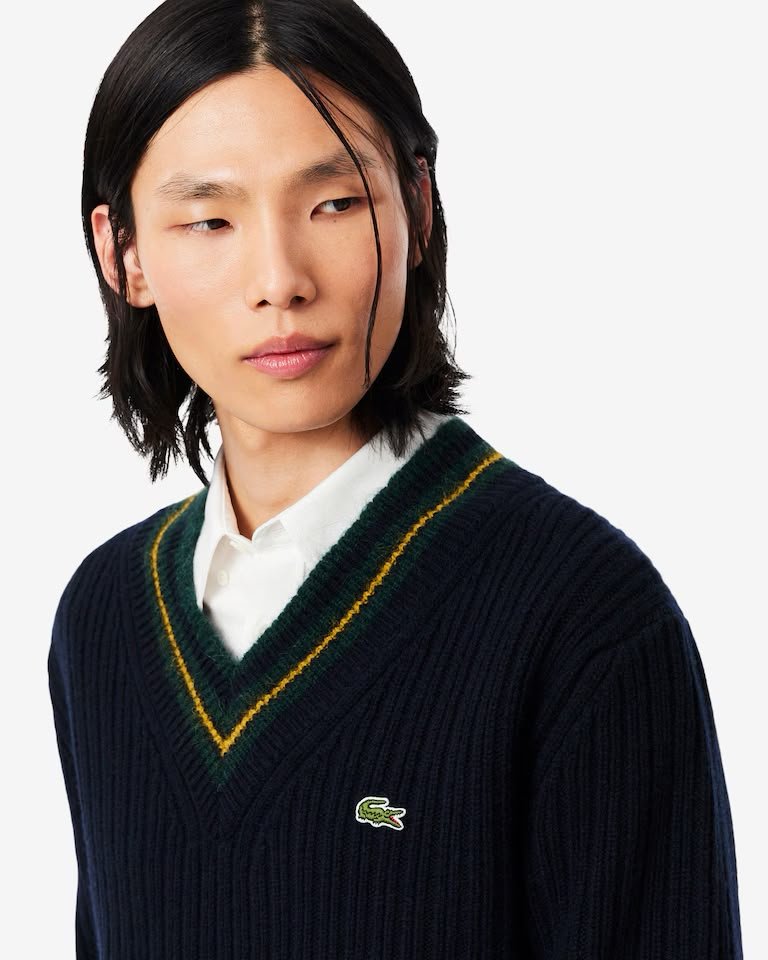 Maglia Lacoste scollo a "V" in lana a costine con logo ricamato