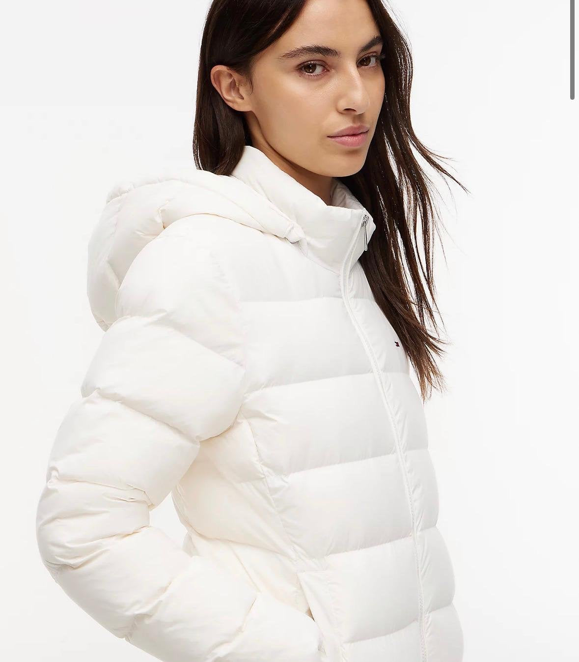 Giubbotto Tommy Jeans con ecopelliccia e cappuccio staccabile