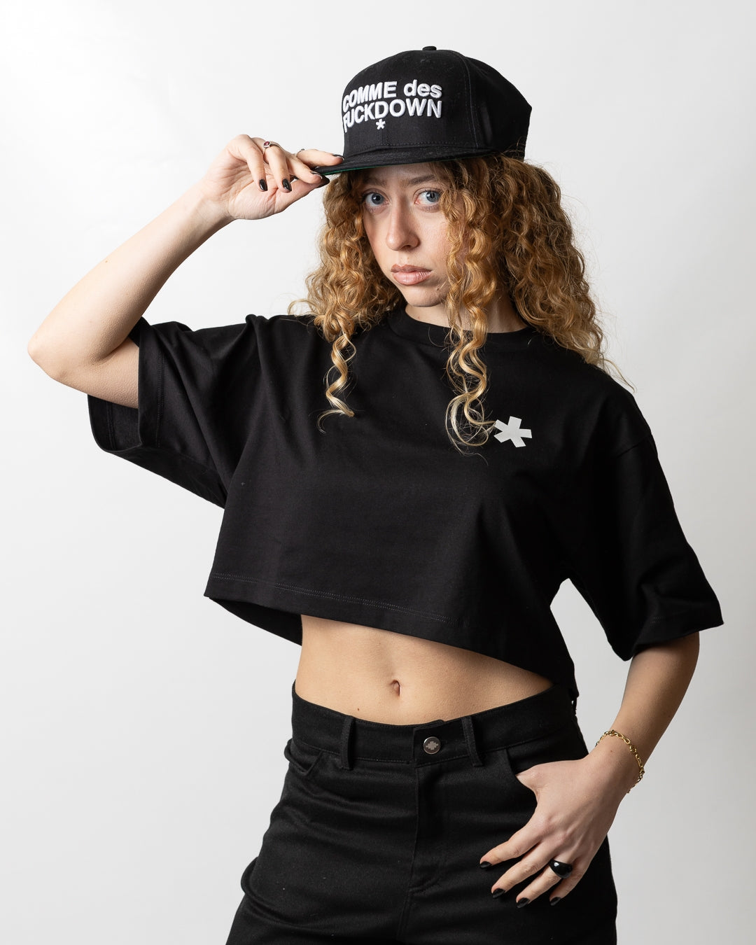 T-Shirt Comme des Fuckdown cropped logata donna