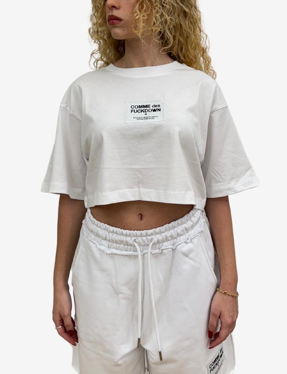 T-Shirt Comme Des Fuckdown cropped con etichetta logata donna